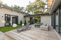 Фотографии П-образного дома в скандинавском стиле 238 кв м с панорамным остеклением, построенного в Сестрорецке - мини - 25