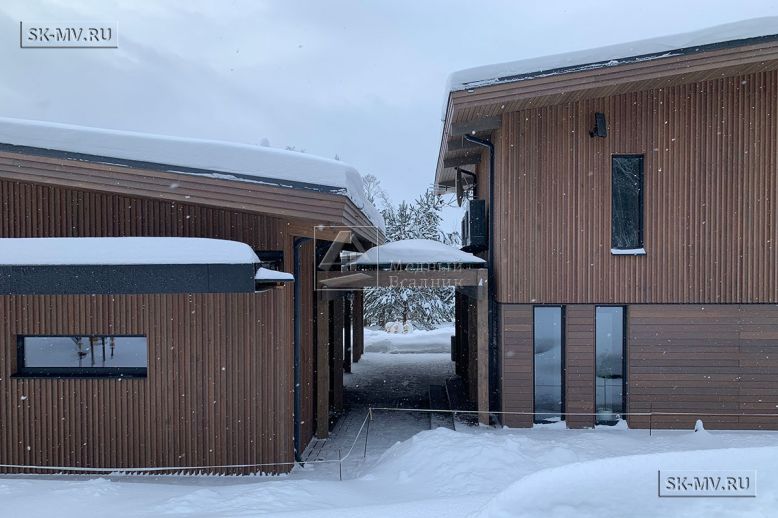 Построенный современный энергоэффективный загородный дом класса премиум с отделкой планкеном в Выборгском районе — 80