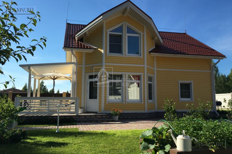 Небольшой построенный каркасный дом 152 кв м с эркером и террасой с фасадом из желтой вагонки Галактика 12 — 11