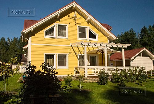 Небольшой построенный каркасный дом 152 кв м с эркером и террасой с фасадом из желтой вагонки Галактика 12 - 8