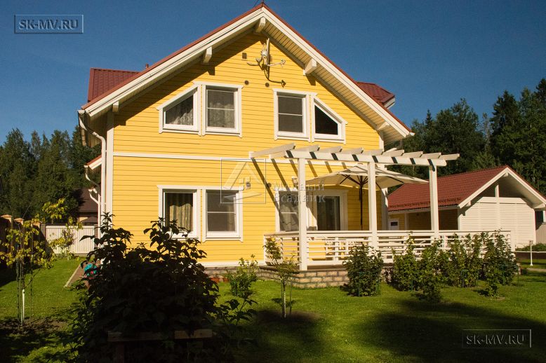 Небольшой построенный каркасный дом 152 кв м с эркером и террасой с фасадом из желтой вагонки Галактика 12 — 5