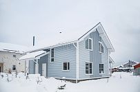 Построенный небольшой каркасный дом с террасой и светлой фасадной отделкой в Зеленограде - мини - 1