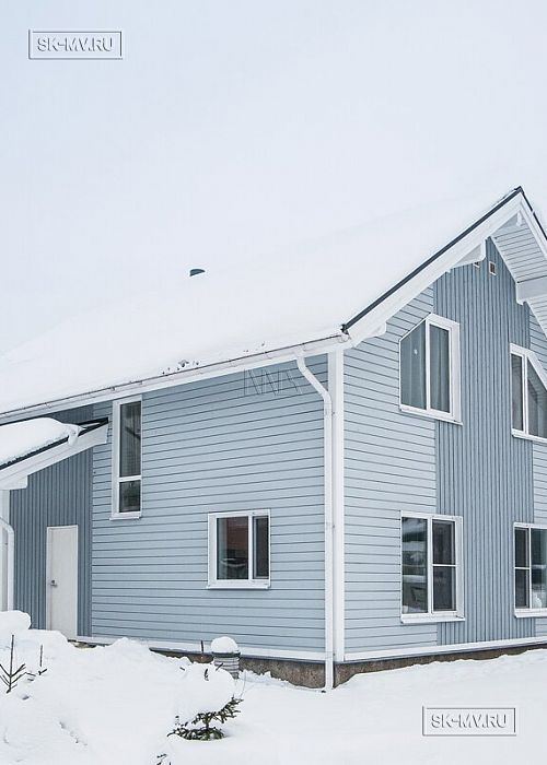 Построенный небольшой каркасный дом с террасой и светлой фасадной отделкой в Зеленограде