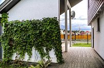 Построенный каркасный дом с навесом для автомобиля, террасой барбекю и навесным фасадом из планкена из лиственницы в КП Сосновое - мини - 10