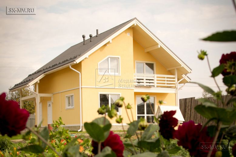 Построенный в с Озерецкое Московской области небольшой каркасный дом 151 кв м с отделкой желтой штукатуркой с балконом и открытой террасой  — 2