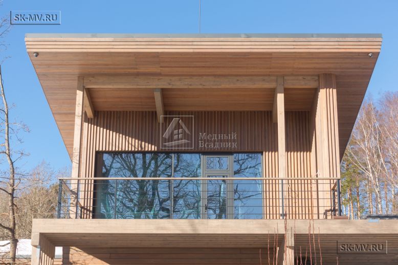 Построенный современный энергоэффективный загородный дом класса премиум с отделкой планкеном в Выборгском районе — 6