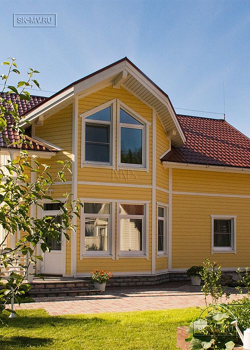 Небольшой построенный каркасный дом 152 кв м с эркером и террасой с фасадом из желтой вагонки Галактика 12