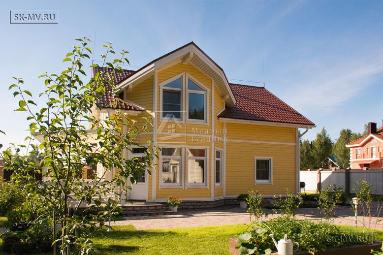 Небольшой построенный каркасный дом 152 кв м с эркером и террасой с фасадом из желтой вагонки Галактика 12 — 1