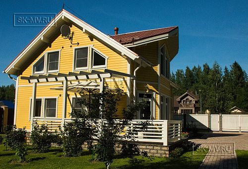 Небольшой построенный каркасный дом 152 кв м с эркером и террасой с фасадом из желтой вагонки Галактика 12 - 9