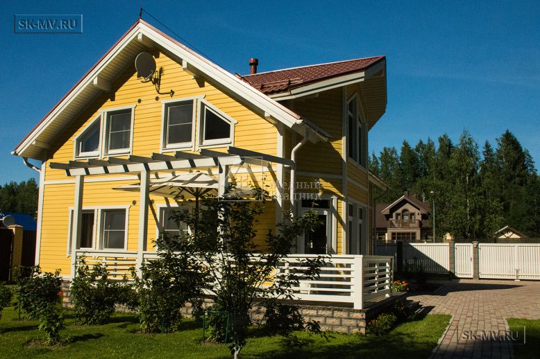 Небольшой построенный каркасный дом 152 кв м с эркером и террасой с фасадом из желтой вагонки Галактика 12 — 4