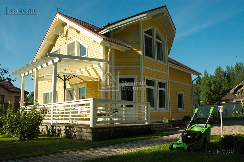 Небольшой построенный каркасный дом 152 кв м с эркером и террасой с фасадом из желтой вагонки Галактика 12 — 3