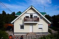 Строительство небольшого двухэтажного каркасного дома 165 кв м с бежевым сайдингом и зеленой крышей в СНТ Учитель - мини - 9