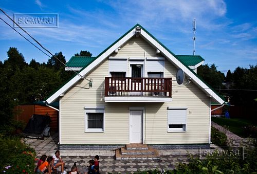 Строительство небольшого двухэтажного каркасного дома 165 кв м с бежевым сайдингом и зеленой крышей в СНТ Учитель - 9