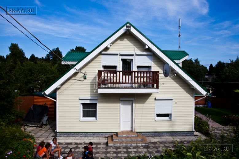 Строительство небольшого двухэтажного каркасного дома 165 кв м с бежевым сайдингом и зеленой крышей в СНТ Учитель — 15