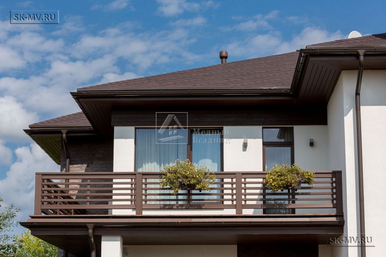 Проект загородного дома с балконом и панорамным остеклением МВ 13 — 5