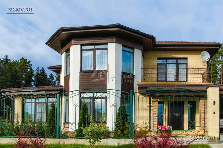 Построенный газобетонный дом в классическом стиле с эркером, балконом, навесом для автомобиля, остекленной верандой и комбинированной фасадной отделкой в кп Сосновое — 1