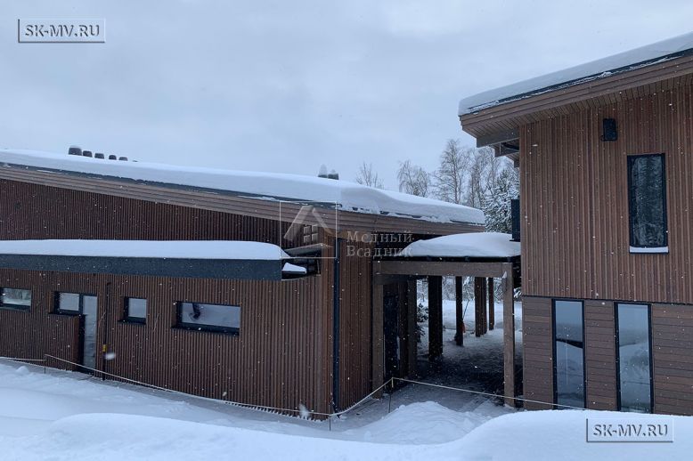 Построенный современный энергоэффективный загородный дом класса премиум с отделкой планкеном в Выборгском районе — 81