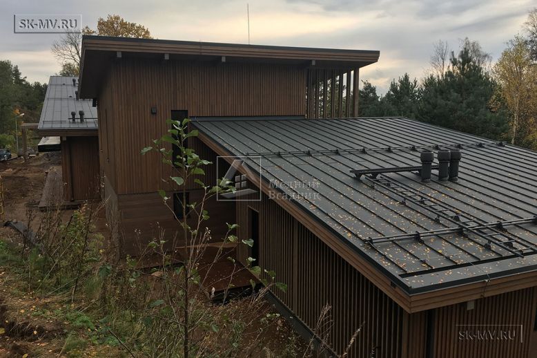 Построенный современный энергоэффективный загородный дом класса премиум с отделкой планкеном в Выборгском районе — 82