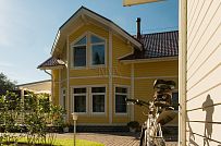 Небольшой построенный каркасный дом 152 кв м с эркером и террасой с фасадом из желтой вагонки Галактика 12 - мини - 11
