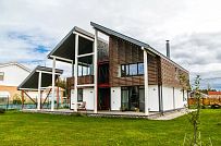 Построенный каркасный дом с навесом для автомобиля, террасой барбекю и навесным фасадом из планкена из лиственницы в КП Сосновое - мини - 11