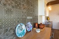 Интерьер летней кухни с каменной печью и панорамным остеклением в д. Пеники от СК Медный Всадник - мини - 3