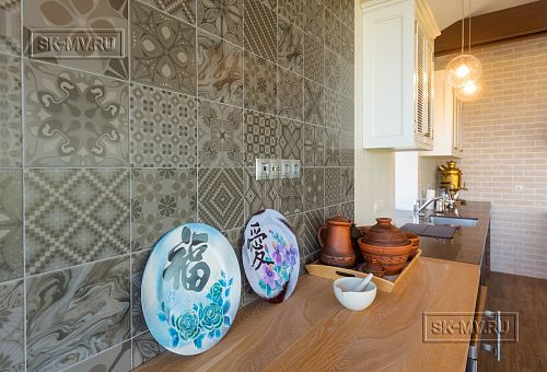 Интерьер летней кухни с каменной печью и панорамным остеклением в д. Пеники от СК Медный Всадник - 3
