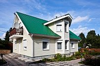 Строительство небольшого двухэтажного каркасного дома 165 кв м с бежевым сайдингом и зеленой крышей в СНТ Учитель - мини - 23