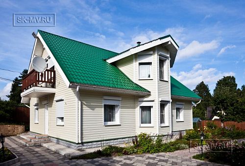 Строительство небольшого двухэтажного каркасного дома 165 кв м с бежевым сайдингом и зеленой крышей в СНТ Учитель - 23