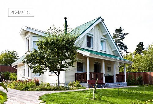 Строительство небольшого двухэтажного каркасного дома 165 кв м с бежевым сайдингом и зеленой крышей в СНТ Учитель - 1