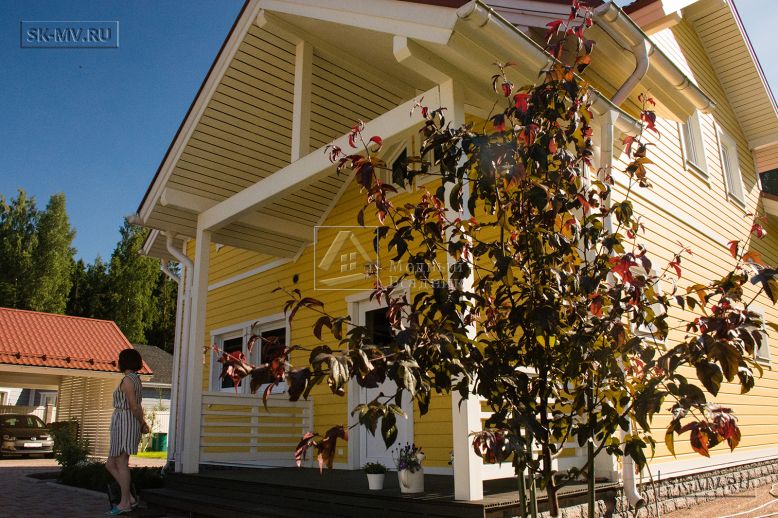 Небольшой построенный каркасный дом 152 кв м с эркером и террасой с фасадом из желтой вагонки Галактика 12 — 8