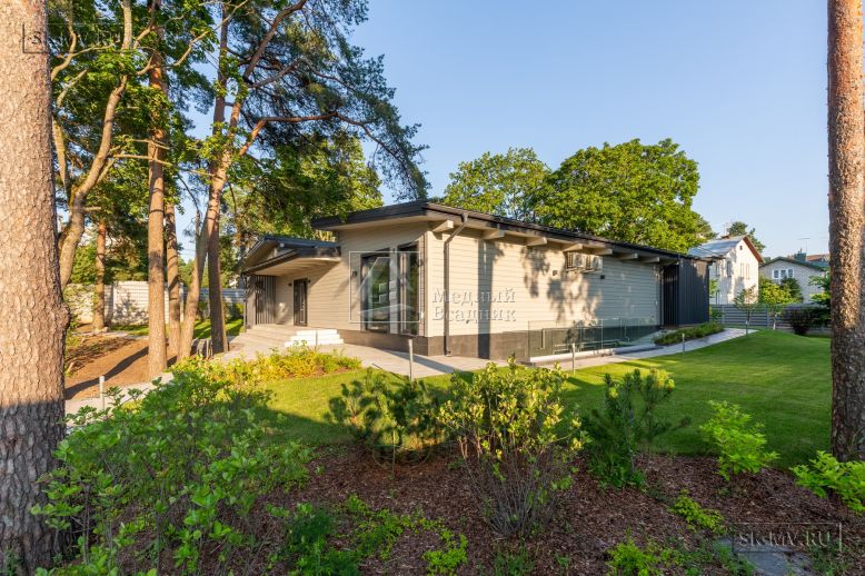 Фотографии П-образного дома в скандинавском стиле 238 кв м с панорамным остеклением, построенного в Сестрорецке — 19