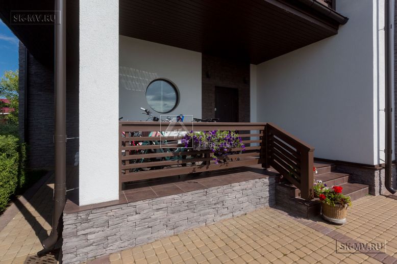 Проект загородного дома с балконом и панорамным остеклением МВ 13 — 6