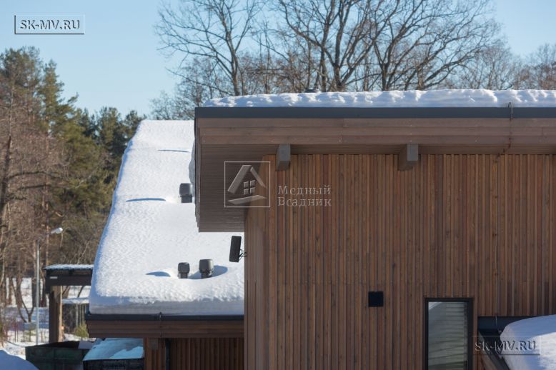 Построенный современный энергоэффективный загородный дом класса премиум с отделкой планкеном в Выборгском районе — 41