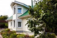 Строительство небольшого двухэтажного каркасного дома 165 кв м с бежевым сайдингом и зеленой крышей в СНТ Учитель - мини - 10