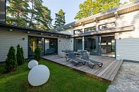 Фотографии П-образного дома в скандинавском стиле 238 кв м с панорамным остеклением, построенного в Сестрорецке - мини - 24