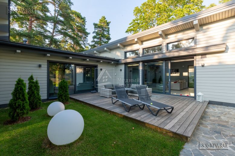 Фотографии П-образного дома в скандинавском стиле 238 кв м с панорамным остеклением, построенного в Сестрорецке — 11