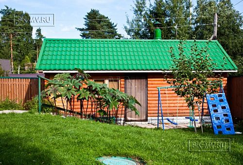 Строительство небольшого двухэтажного каркасного дома 165 кв м с бежевым сайдингом и зеленой крышей в СНТ Учитель - 5