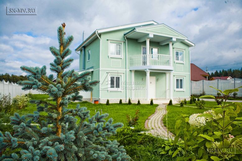 Построенный каркасный особняк в классическом стиле с балконом в п Борисово — 1