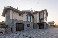 Фото репортаж с места строительства кирпичного дома ок 800 кв м с цоколем и СПА в д Пеники Лен области - мини - 49