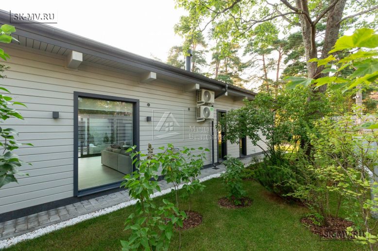 Фотографии П-образного дома в скандинавском стиле 238 кв м с панорамным остеклением, построенного в Сестрорецке — 28