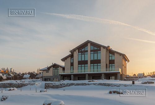 Фото репортаж с места строительства кирпичного дома ок 800 кв м с цоколем и СПА в д Пеники Лен области - 16