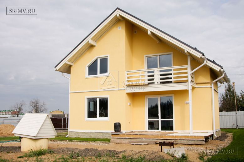 Построенный в с Озерецкое Московской области небольшой каркасный дом 151 кв м с отделкой желтой штукатуркой с балконом и открытой террасой  — 7