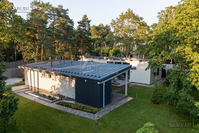 Фотографии П-образного дома в скандинавском стиле 238 кв м с панорамным остеклением, построенного в Сестрорецке — 6