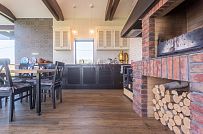 Интерьер летней кухни с каменной печью и панорамным остеклением в д. Пеники от СК Медный Всадник - мини - 5
