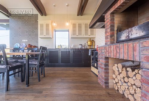 Интерьер летней кухни с каменной печью и панорамным остеклением в д. Пеники от СК Медный Всадник - 5