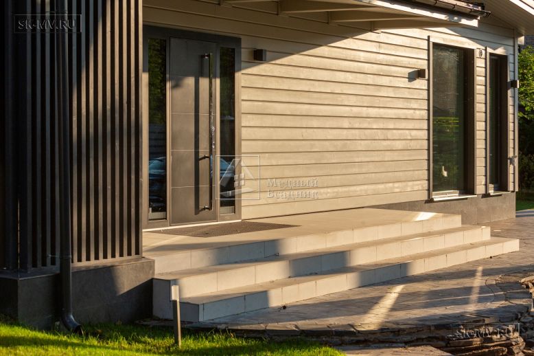 Фотографии П-образного дома в скандинавском стиле 238 кв м с панорамным остеклением, построенного в Сестрорецке — 32