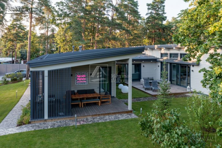 Фотографии П-образного дома в скандинавском стиле 238 кв м с панорамным остеклением, построенного в Сестрорецке — 7