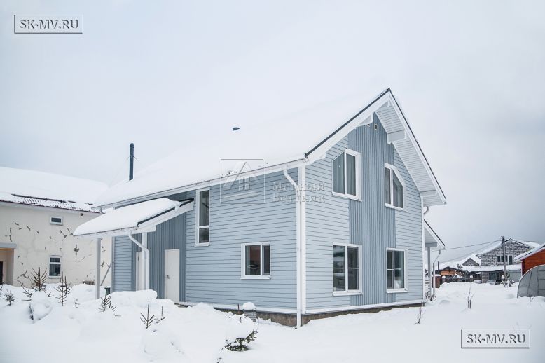 Построенный небольшой каркасный дом с террасой и светлой фасадной отделкой в Зеленограде — 4