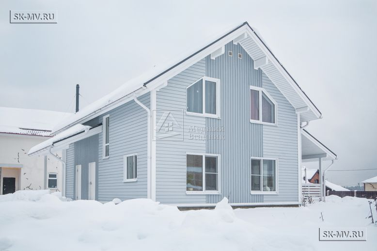 Построенный небольшой каркасный дом с террасой и светлой фасадной отделкой в Зеленограде — 1